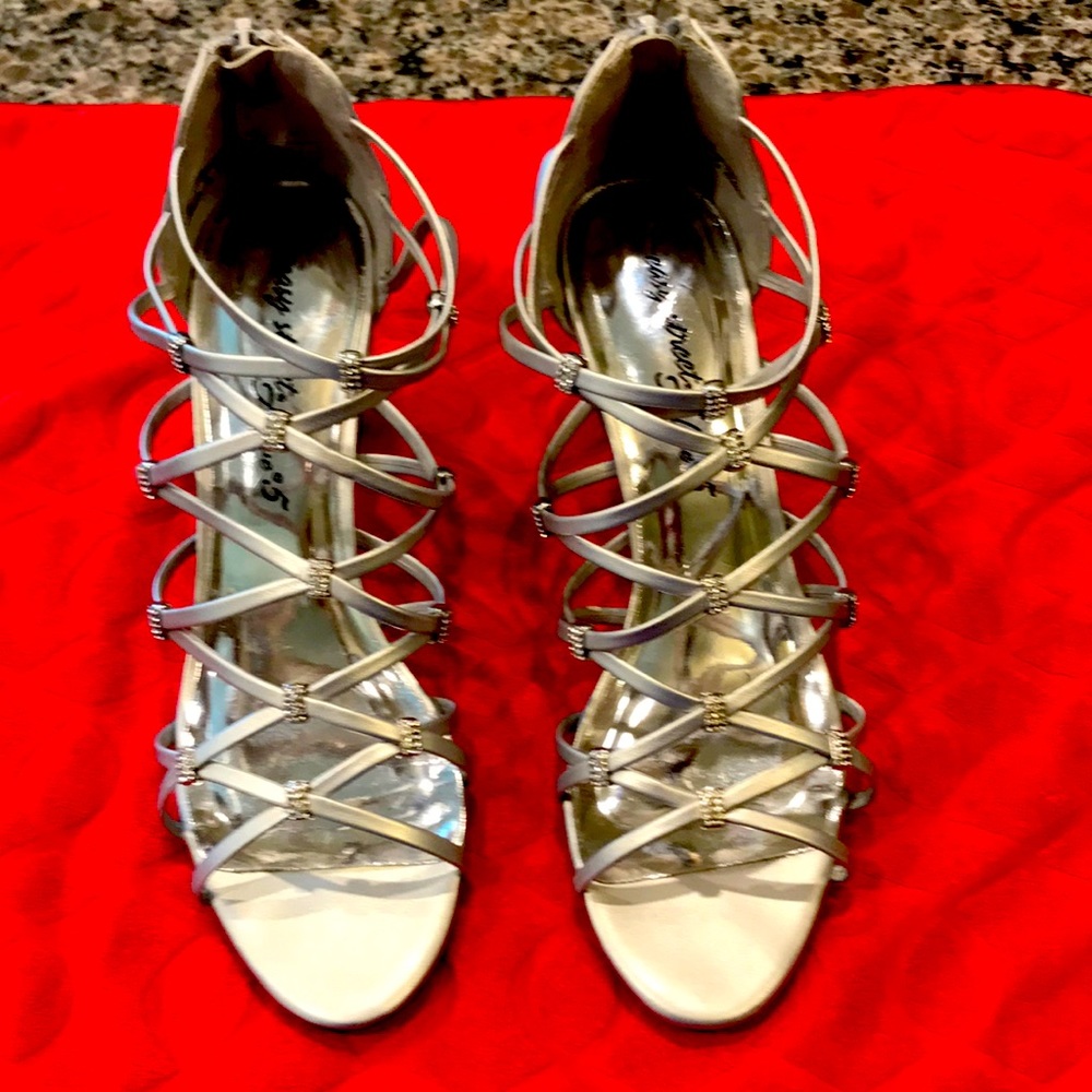 Easy Street Alive 5 Silver Women’s Silver Sparkling Nightingale Sandals 8N